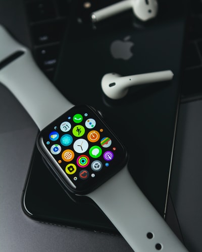 黑色iphone7上的苹果手表